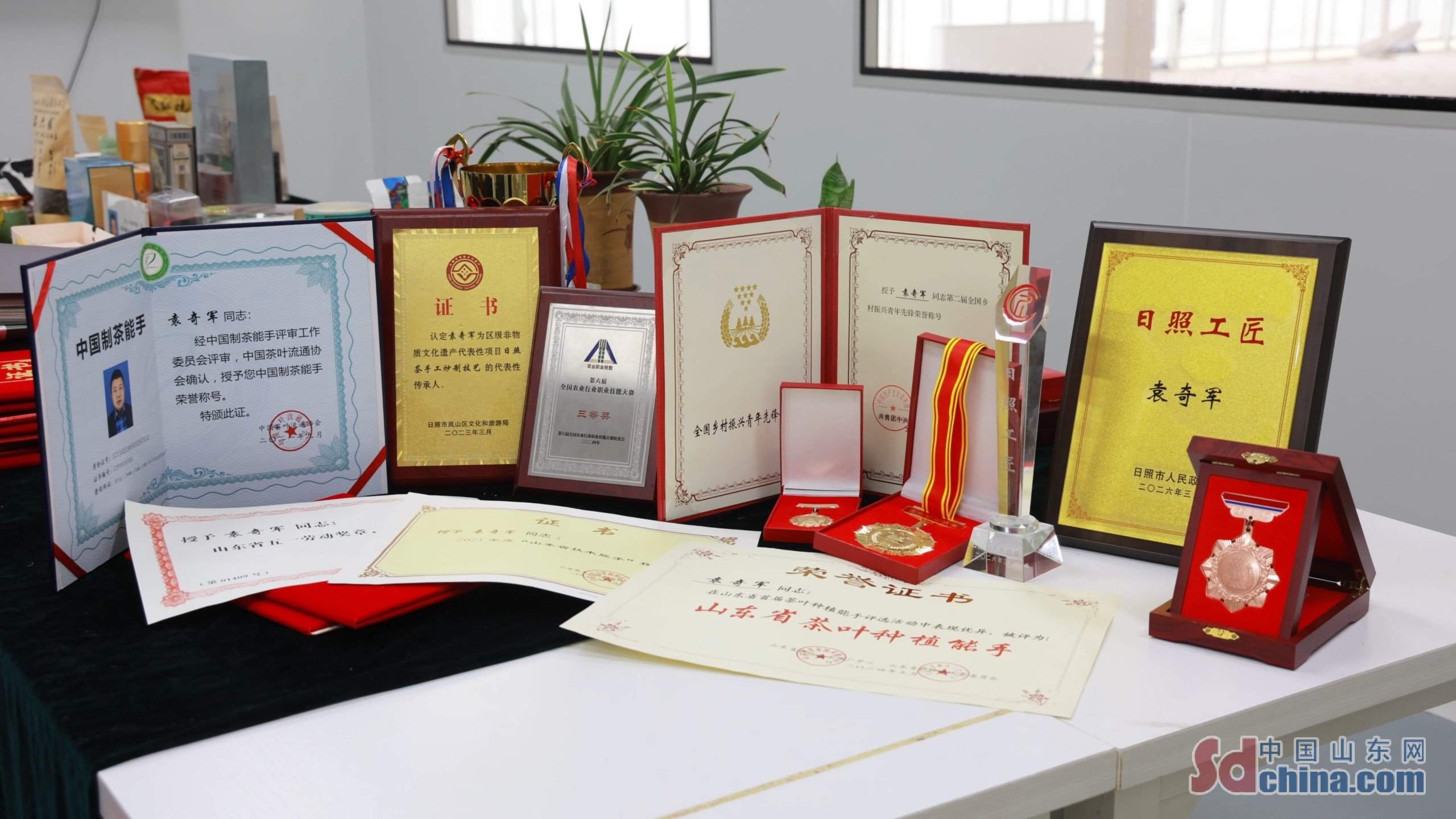 你好 守艺人丨不靠机器靠手艺 他把普通绿茶变成致富