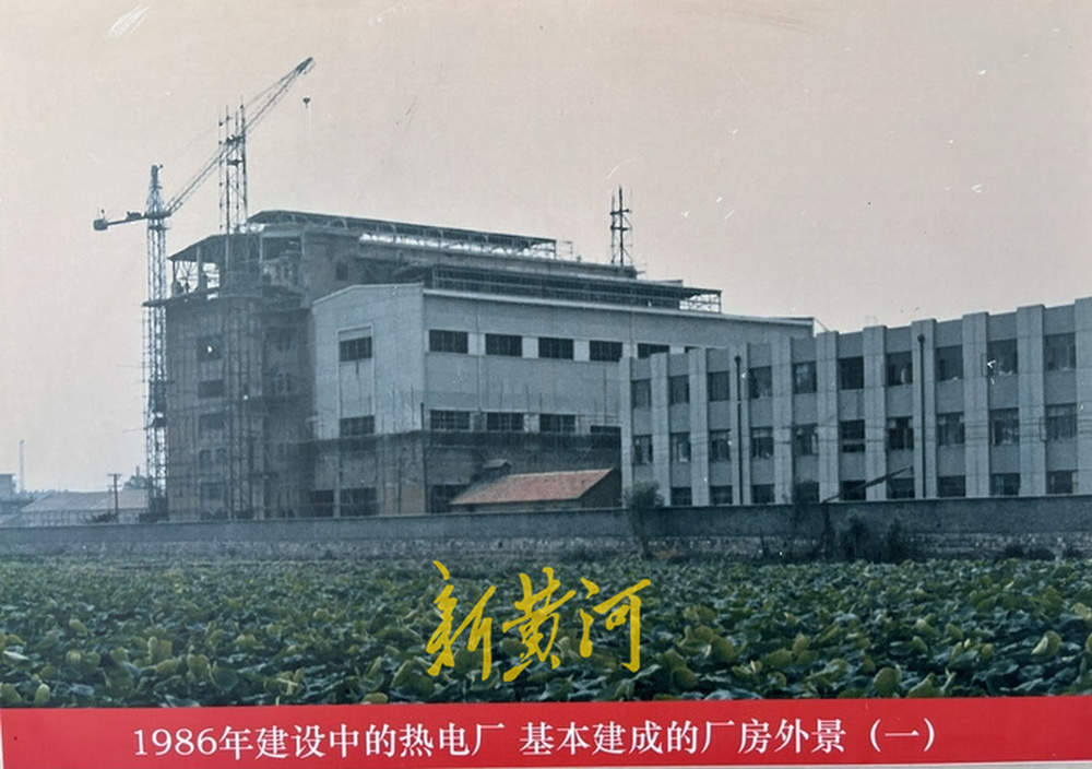 服务近40年的济南明湖热电厂正式关停，100米高烟囱实施机械拆除