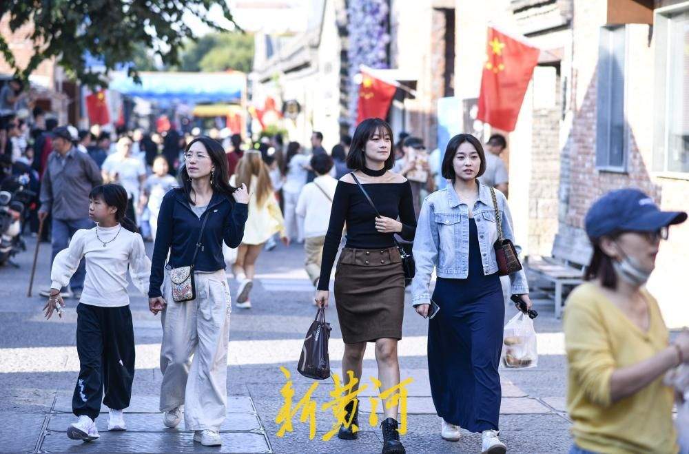 百年上新街国庆迎来旅游高峰，古韵街巷晋升网红打卡点