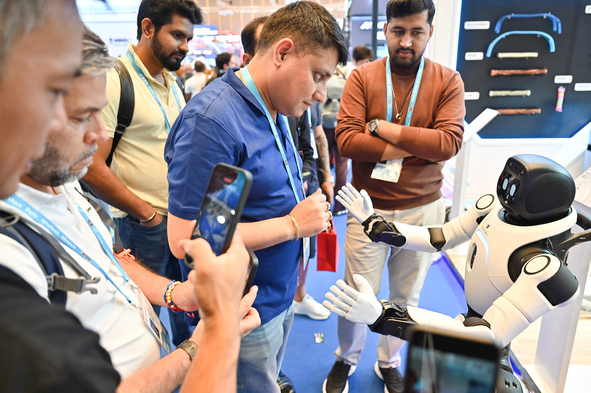 晶采观察丨从“卖全球”到“买全球” 两大展会彰显中国扩大开放决心