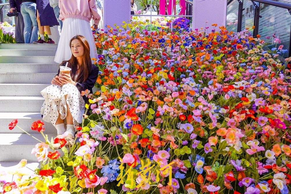 济南老商埠露天楼梯变身“彩虹花海”,网红打卡带动地下商场消费