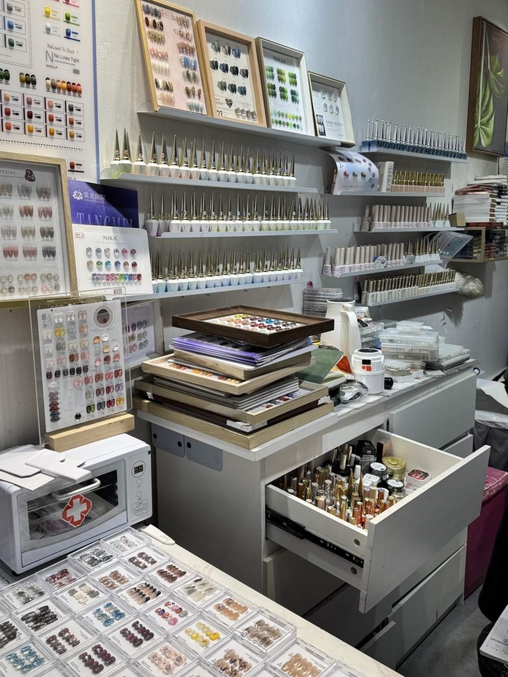 美甲市场迎旺季，济南多家门店开启预约模式，有商家称马年元素美甲成新宠