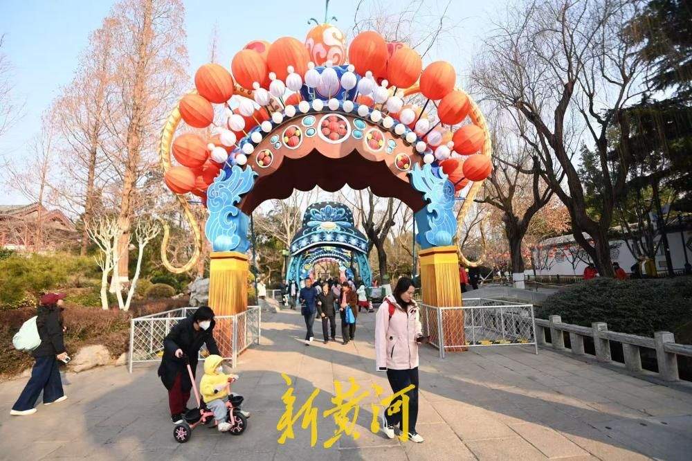 非遗现身天下第一泉迎春花灯会，《吕剧灯廊》灯组引游客驻足欣赏