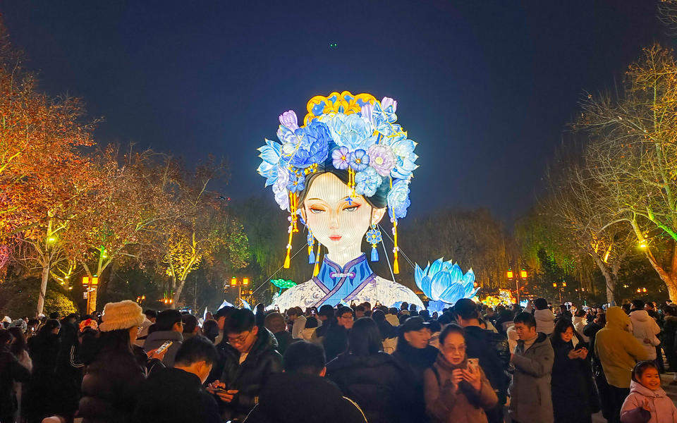 大明湖畔“夏雨荷”亮灯盛景，大批游客共赴美丽之约