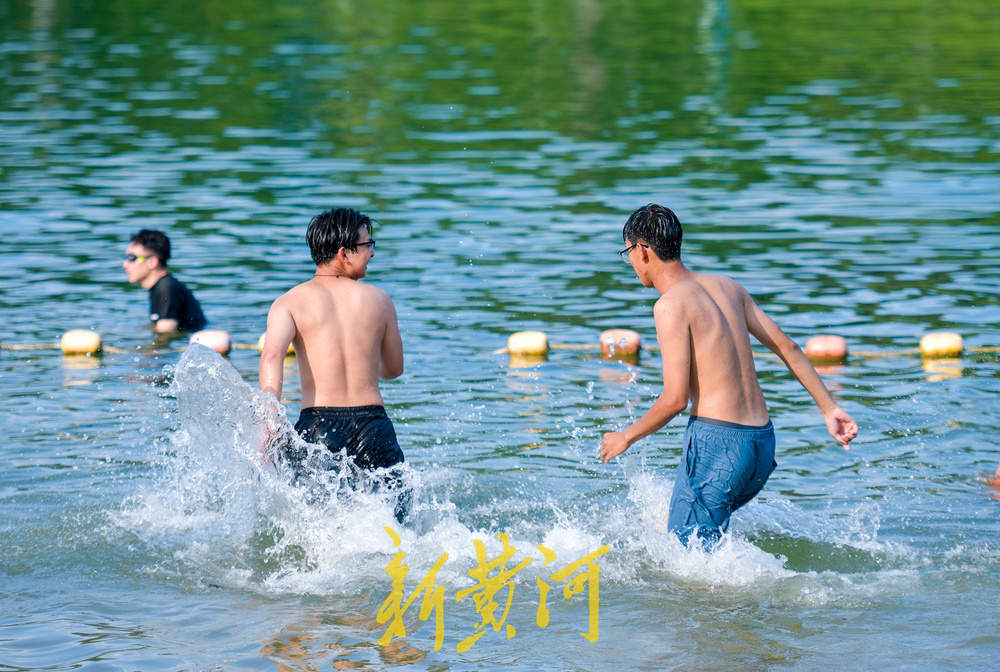 一年四季 泉在济南｜泉城持续35℃+高温 滨水公园变身纳凉戏水点