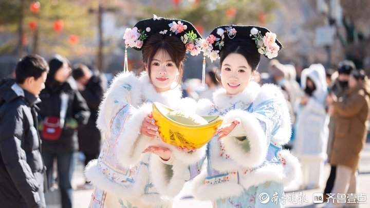 寒潮中的古风丽影：明府城中汉服女孩定格青春美好