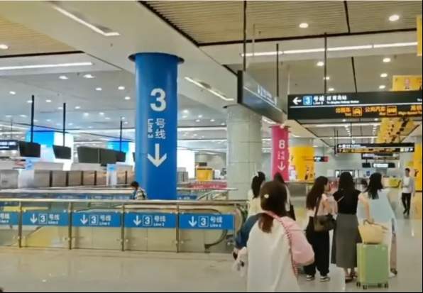 山东小伙每日6小时跨城通勤，一路电动车、火车、地铁……