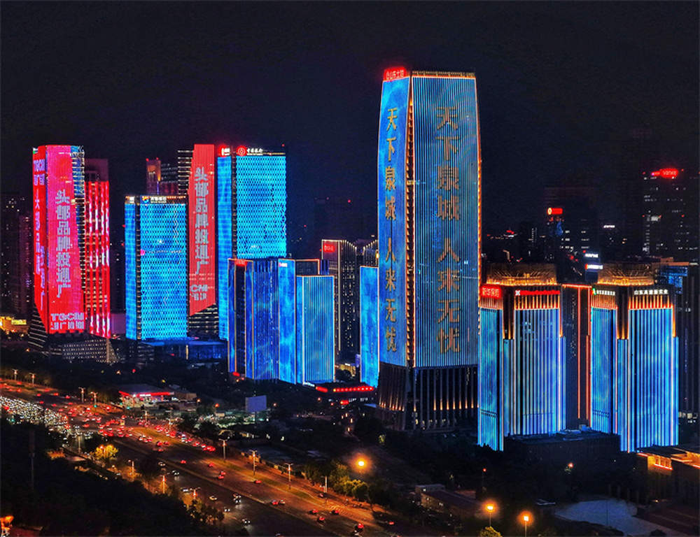 经十路两侧，灯光点亮2025济南国际泉水节