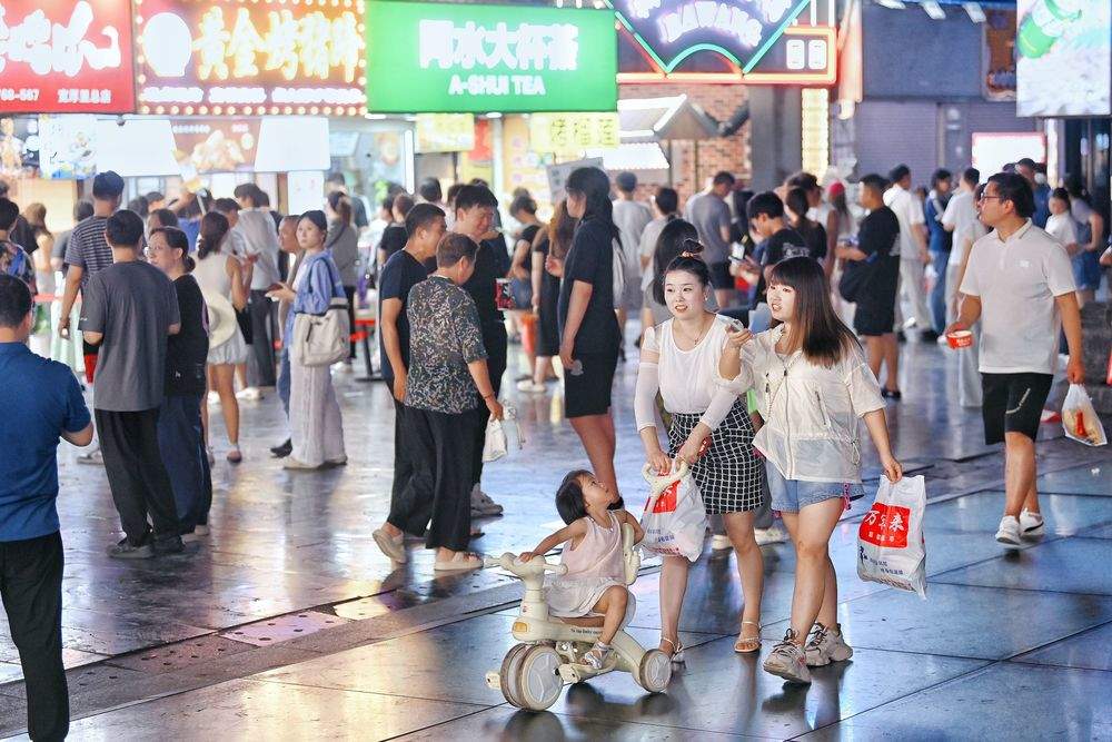 夜市点燃烟火经济！济南各大夜市客流爆棚，有摊主一晚卖两千根淀粉肠