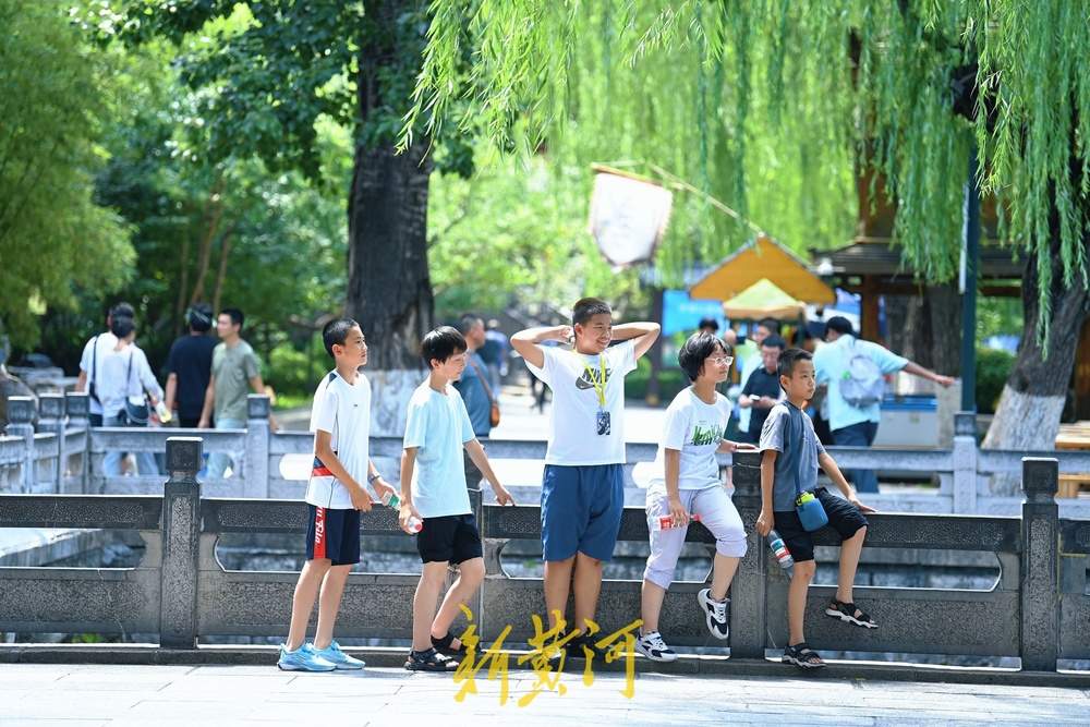 济南高温不停歇，游客泉畔觅清凉