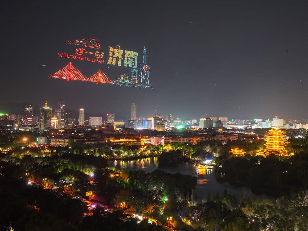 璀璨光影与湖景交融！3000架无人机绘就泉城新画卷