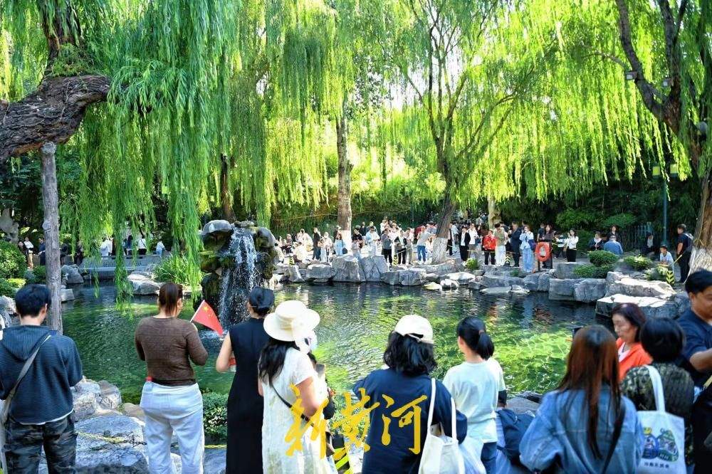 国庆赏泉正当时，济南五龙潭“月牙飞瀑”引游人驻足