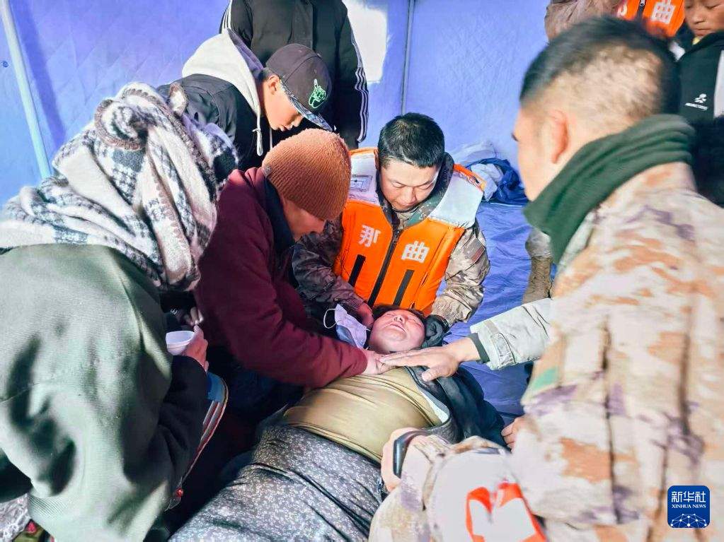人民子弟兵投入西藏那曲市巴青县抗震救灾