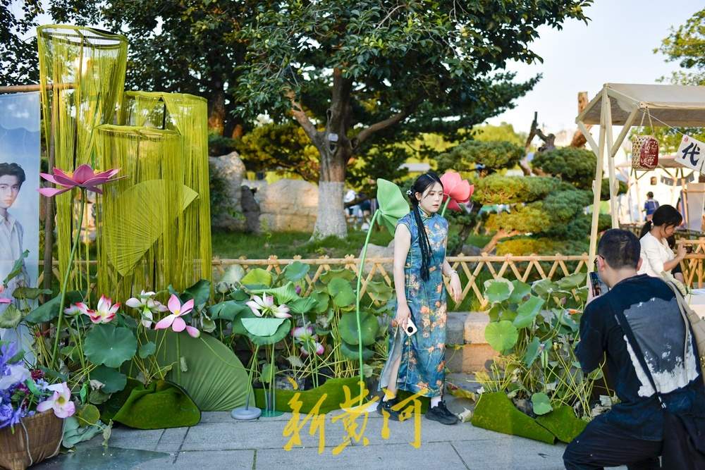 荷花主题诗意场景，带游客沉浸式体验泉水节复古版国风市集