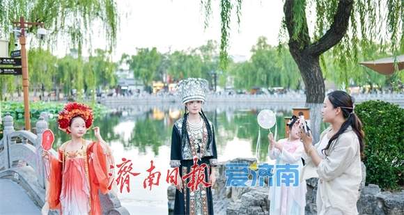 彰显文化自信和传统之美，济南旗袍民族服装打卡迎高峰