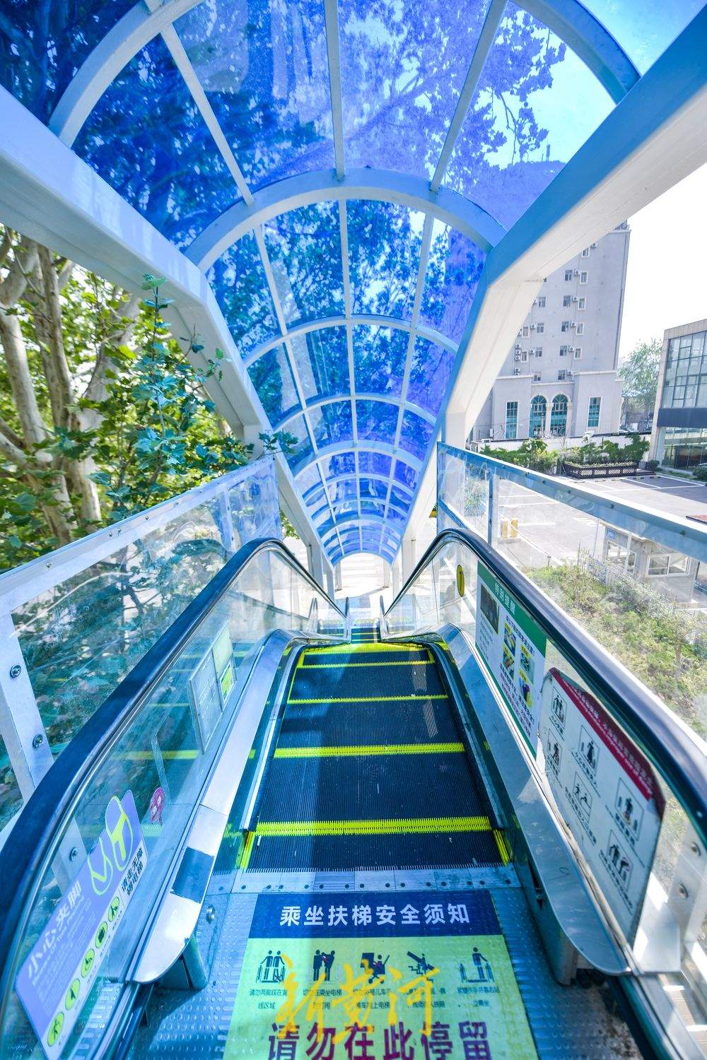 过街天桥修缮上新装 扶梯加装“保护层”