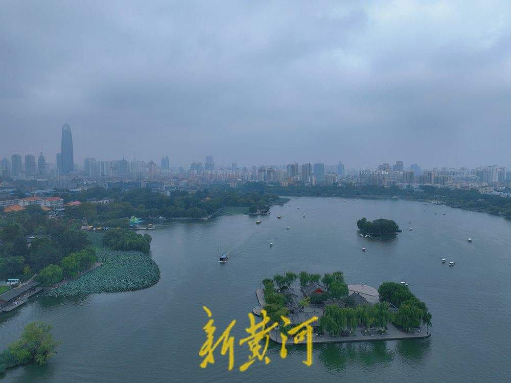 雾中大明湖 水汽氤氲恰似“烟雨江南”