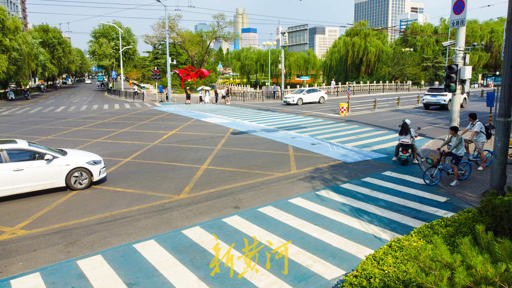 泉城景点彩绘画跃然路口，济南这些路口的斑马线竟是这种颜色