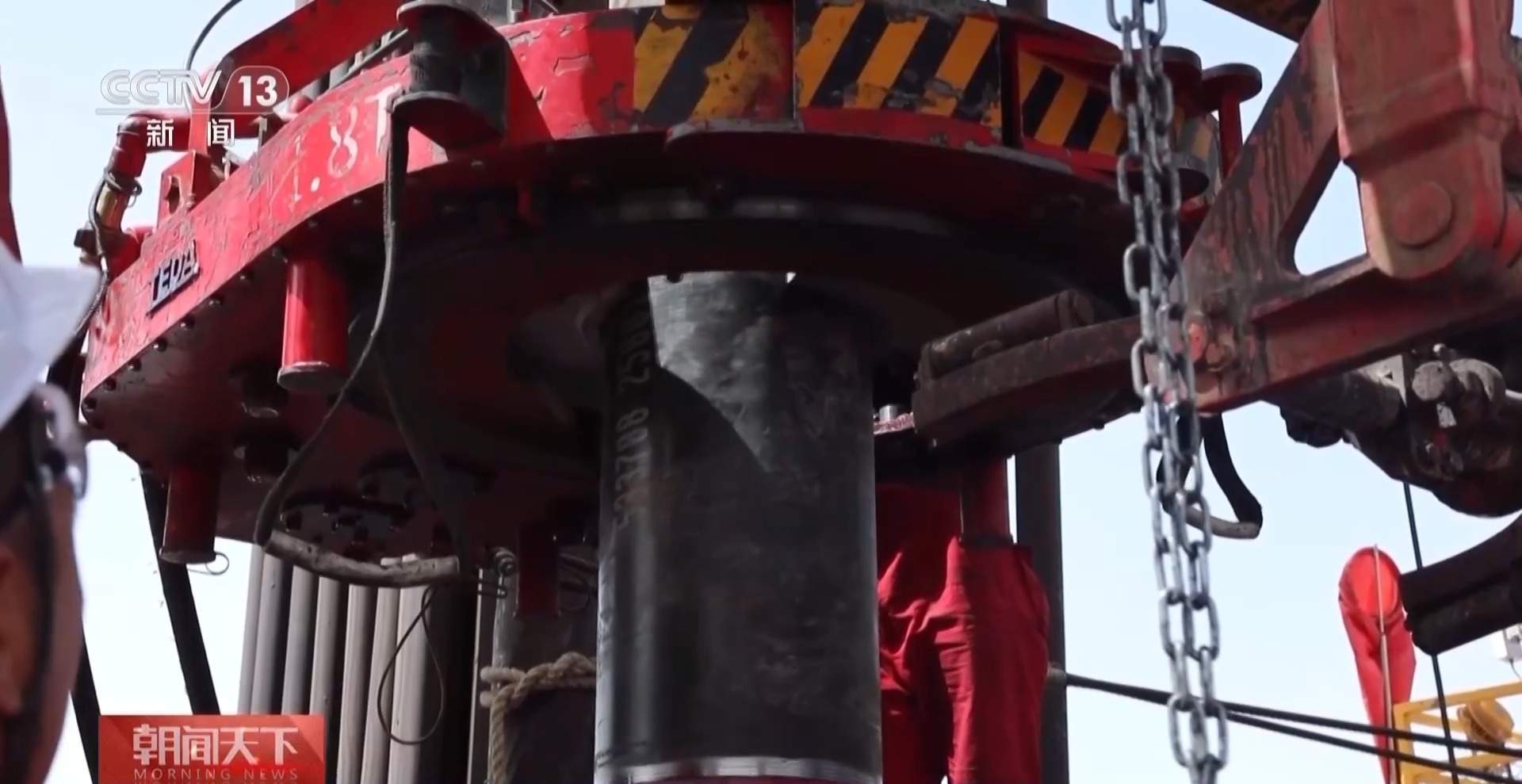 在地底寻找“宝藏”！我国首口万米科探井钻井深度突破9900米