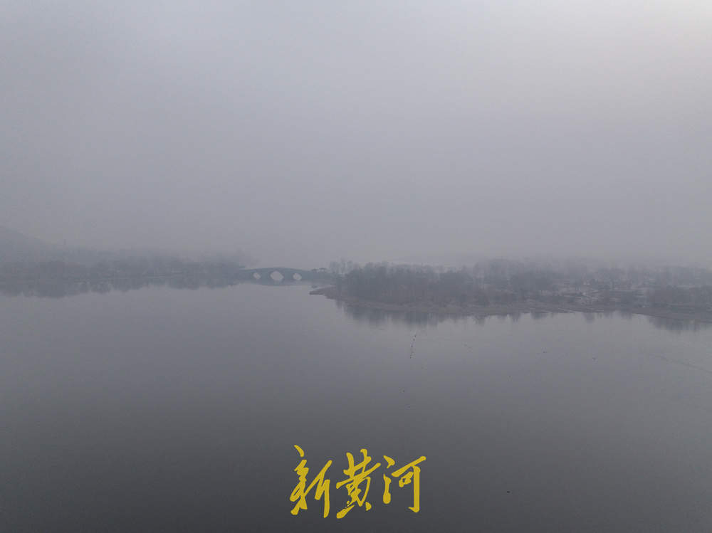 一年四季 泉在济南｜雾漫山湖！冬日晨雾如墨染华山