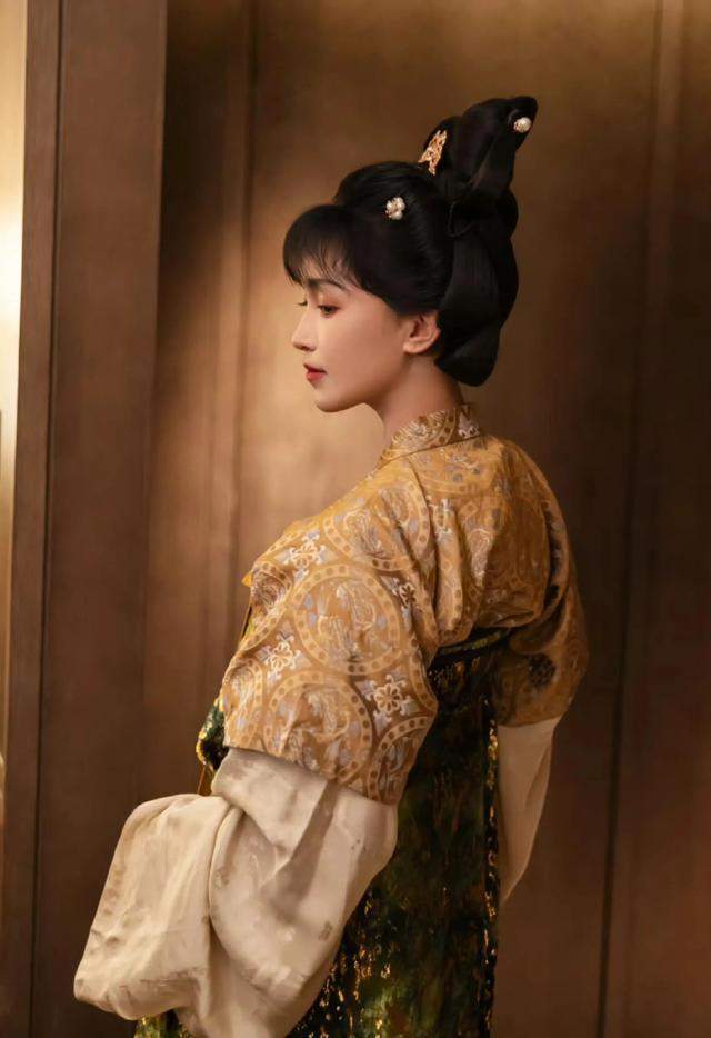 李子柒烟台学非遗烙葫芦 唐风造型现身汉服之夜 