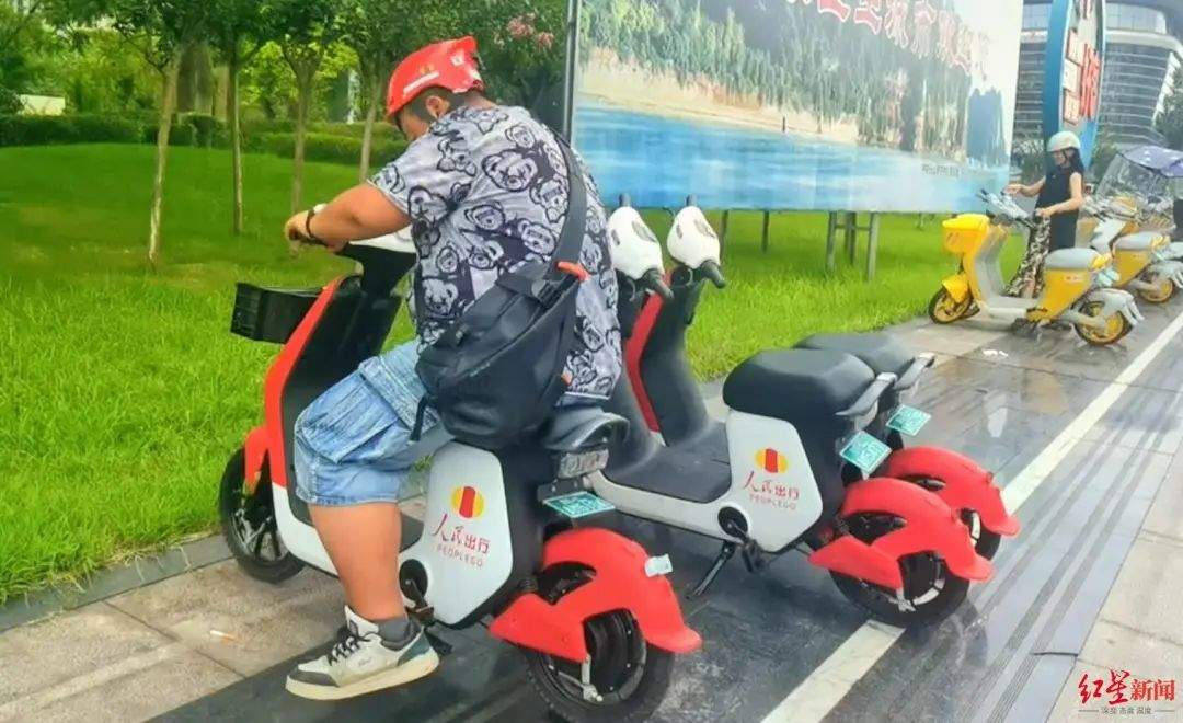 愣在原地!230斤小伙骑共享电单车被断电 被提醒超载多人骑行