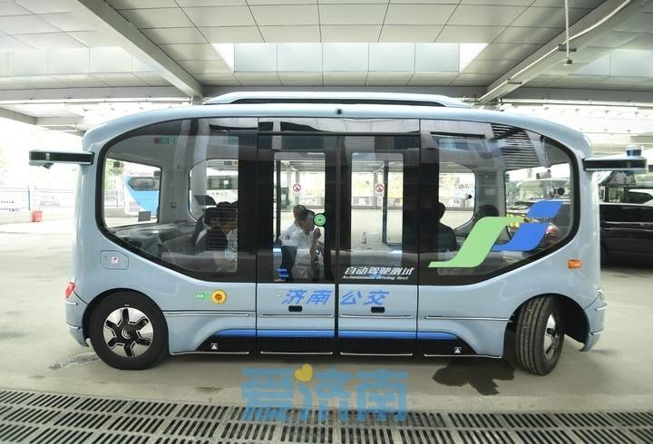 环绕“山、泉、湖、河、城”，济南自动驾驶公交车亮相中央商务区采集地图数据
