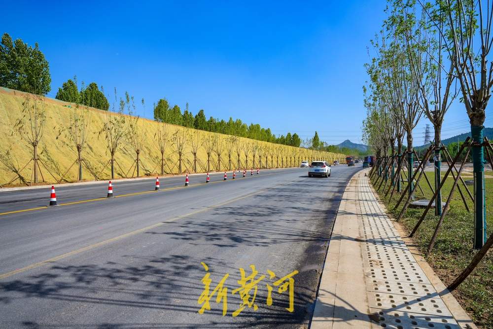 济南市区通往南山的乡村路露新貌，双向四车道串起沿线五村落