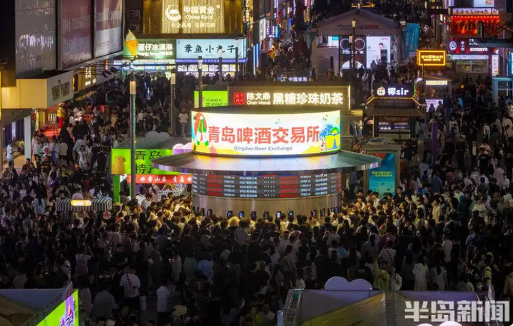 青岛街头现“青岛啤酒交易所”!人手一个杯子排队,还抬头观望着涨跌行情,网友:这谁能拒绝