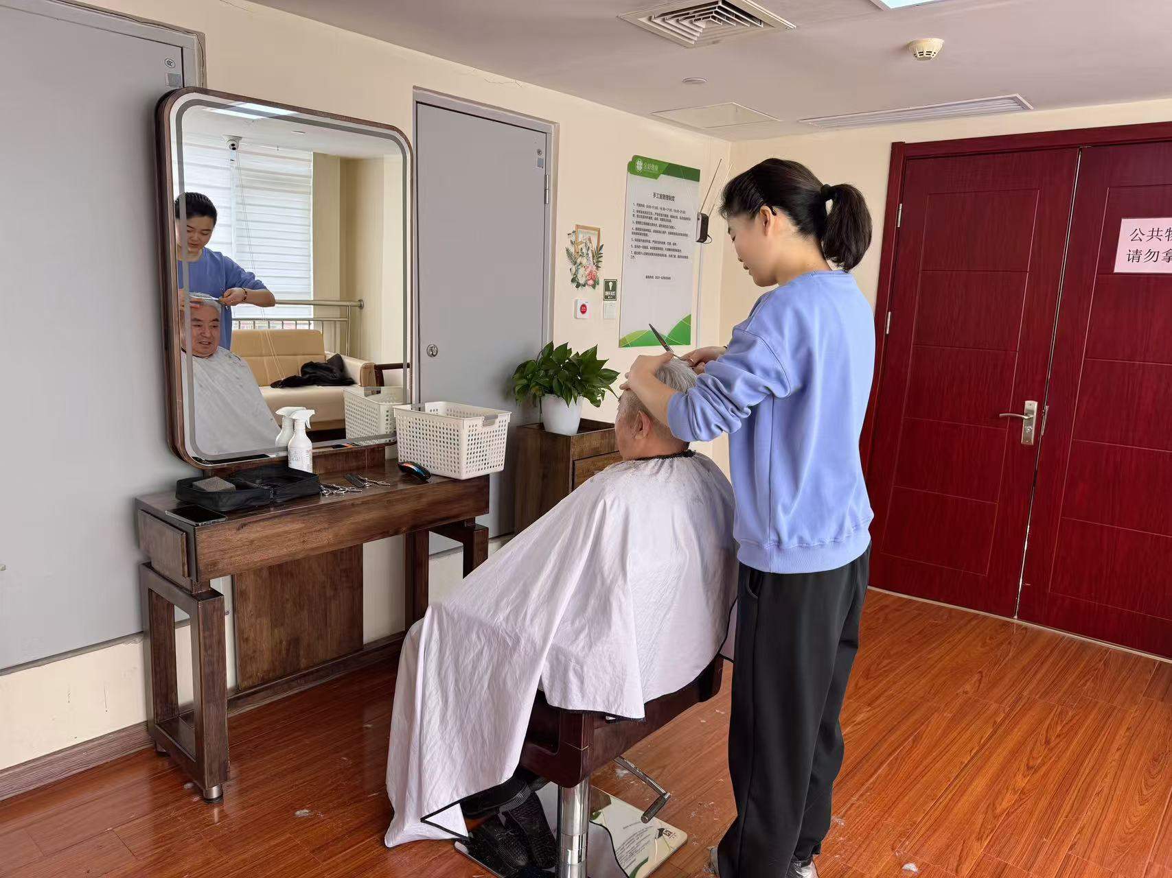 融媒·先锋｜“00后”护理员和她的“银发天团”——在暮年里播种春天