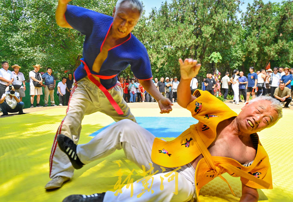 一“跤”高下，济南英雄山下再现摔跤名场面