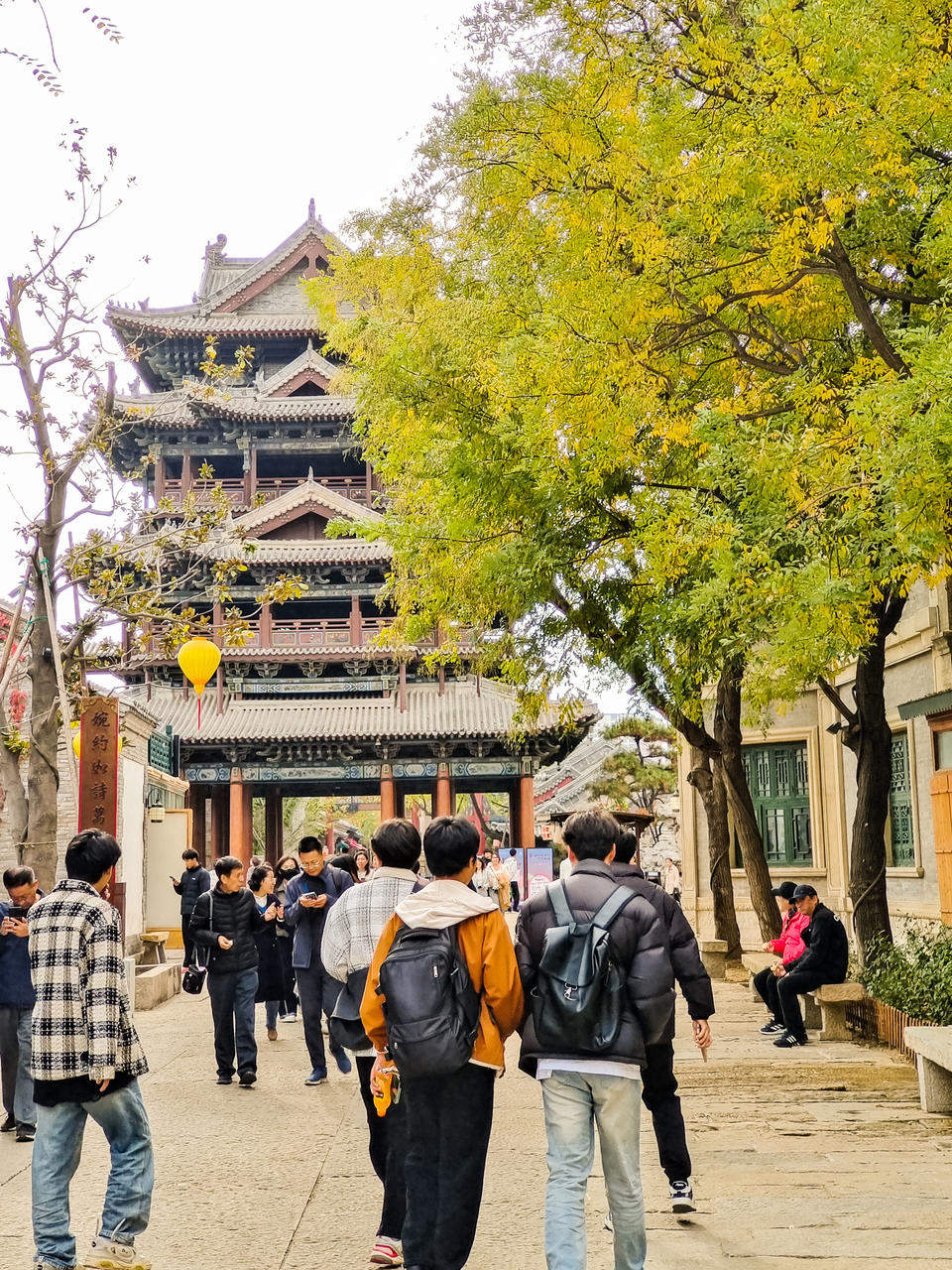 明水古城幽雅安静，游客沉醉于水城一色的美景之中