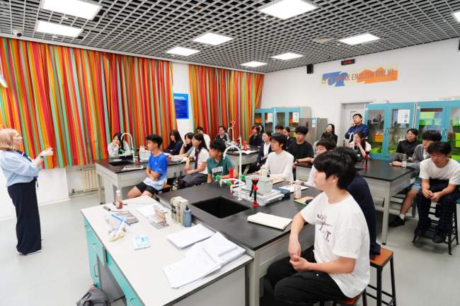 与世界级学者面对面:英国化学奥林匹克工作小组主席Penny博士到访宏文学校青岛校区