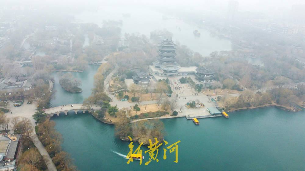 强寒潮来袭气温断崖式下降，大明湖雾霭氤氲如画