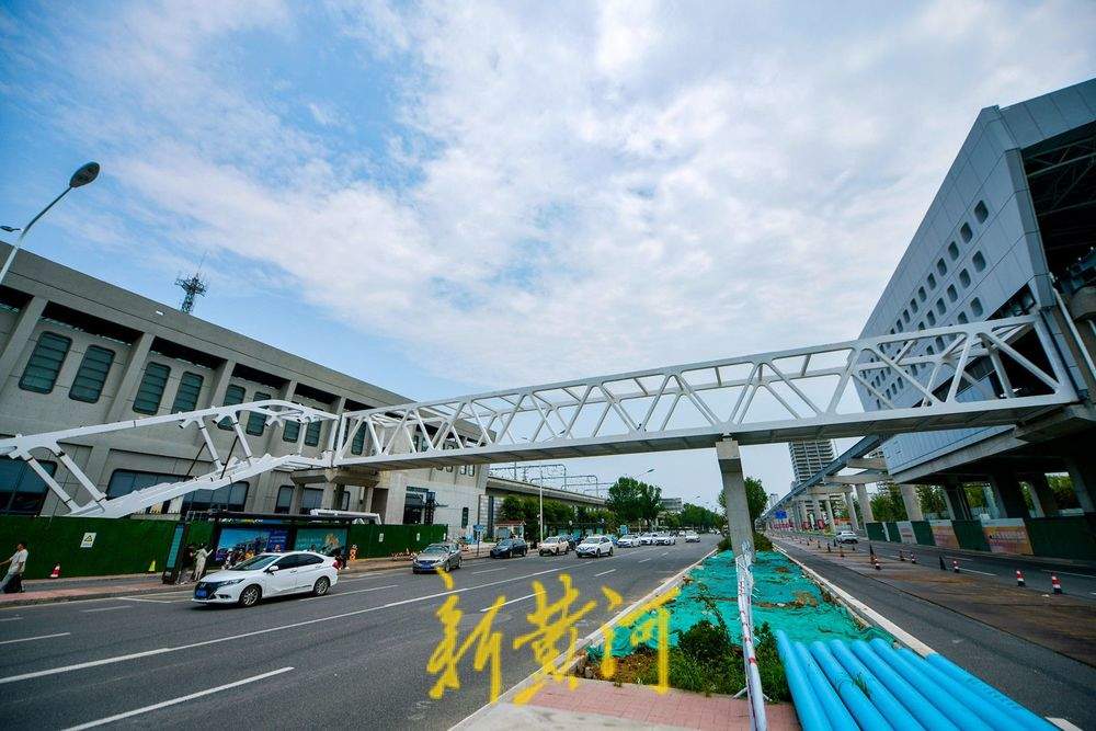 项目强省会｜人行天桥横跨济南飞跃大道 连接轨道交通两座高架车站
