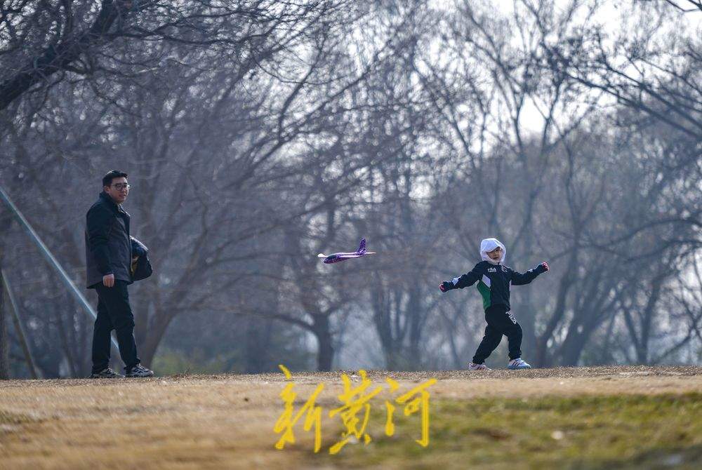 二九寒天迎来好“光”景  公园漫步沐浴暖阳 