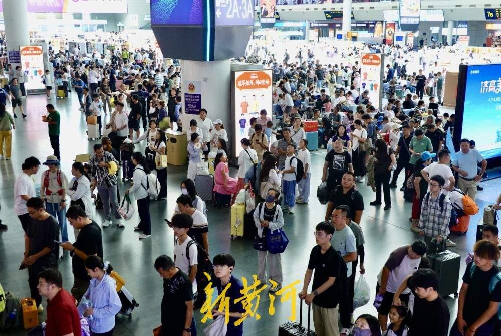 暑期出游热，济南西站候车大厅内人潮涌动