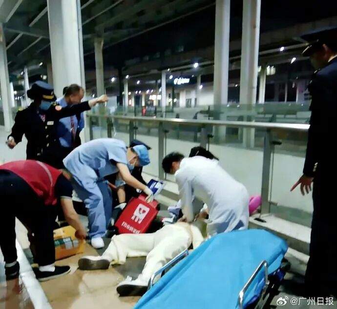 一大学生坐31小时硬座返校,到站后心脏骤停,送医抢救6小时,医生:为经济舱综合征