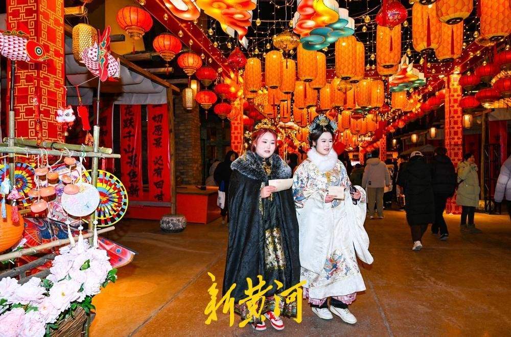 新春灯会国潮市集引游人，沉浸体验传统年味