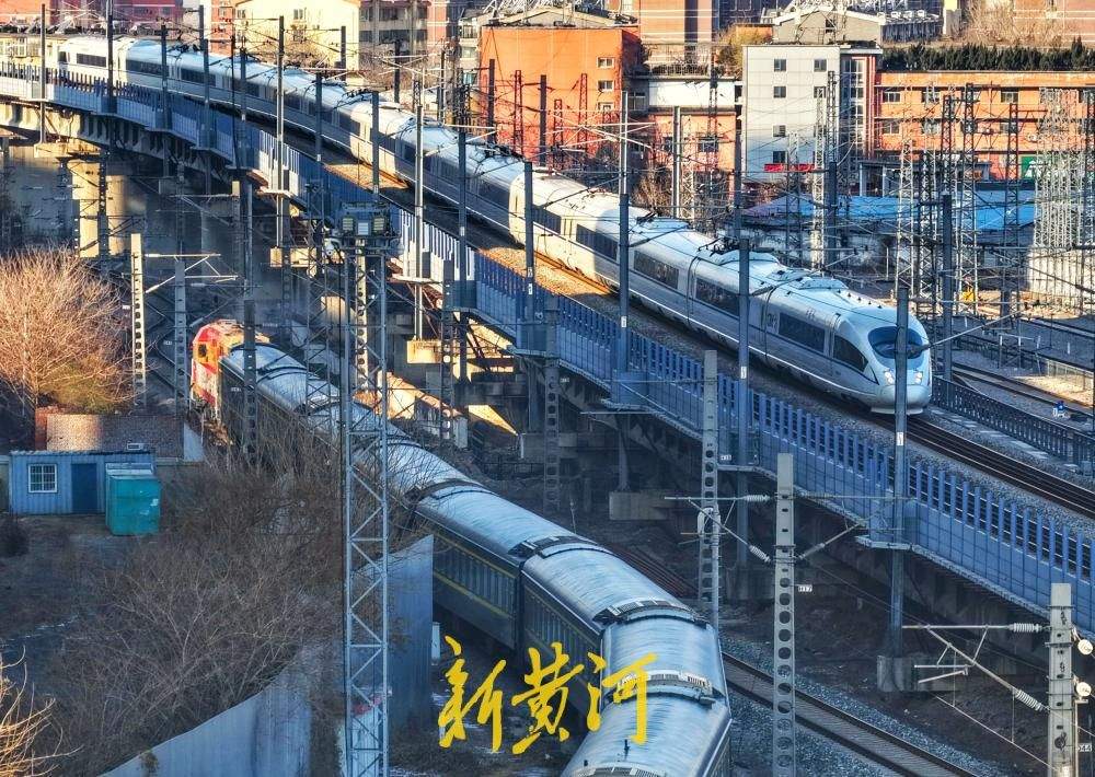 站场里的调车人：默默地“穿针引线”，保障春运列车安全出发与到达