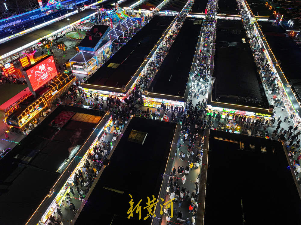 “财神”夜游送福 烟火环联喜开年