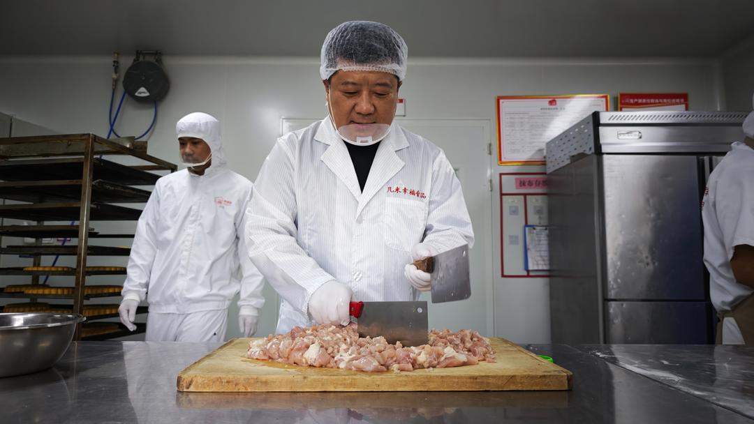 “炒鸡月饼”你吃过吗？临沂一食品公司正赶制临沂炒鸡月饼