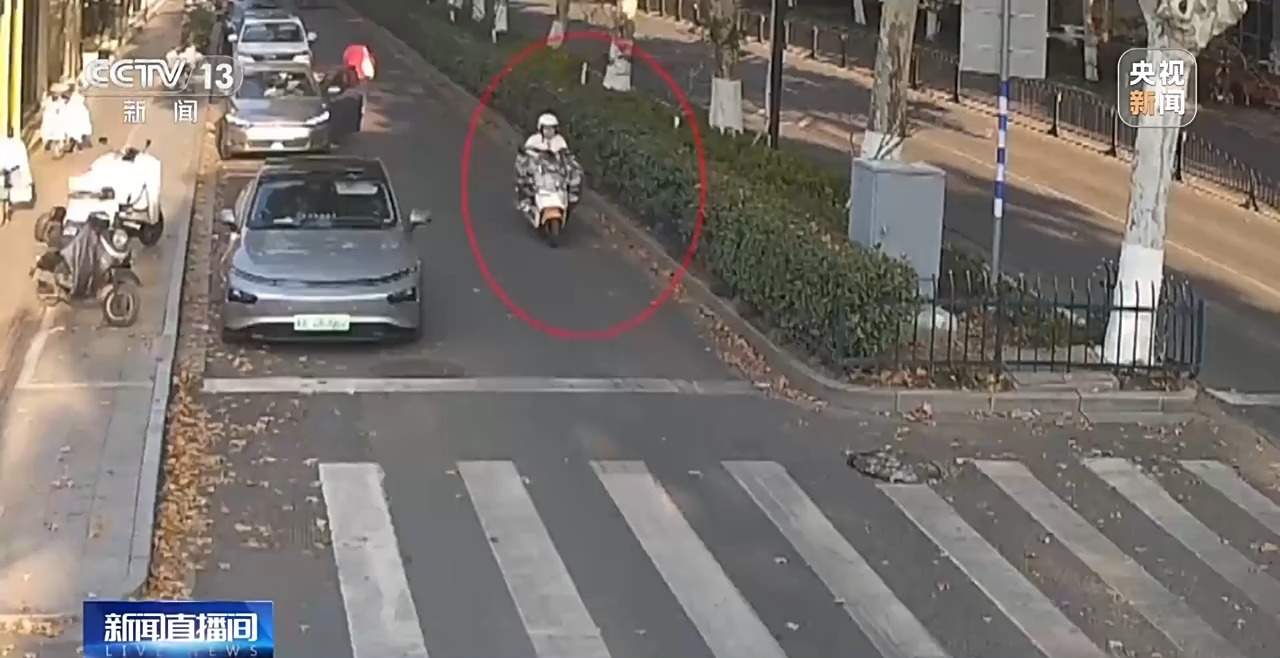 价值32万金首饰丢失 好心路人一路追到派出所归还失主