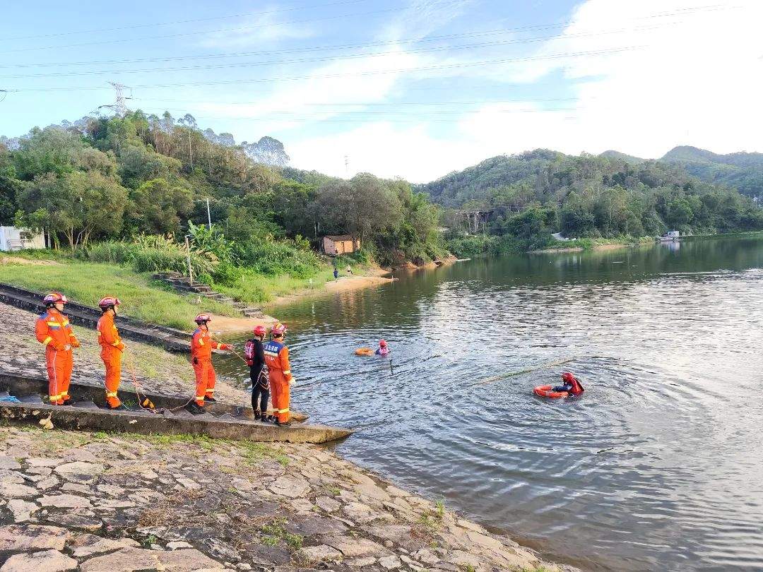危险!小孩哥自制泡沫船下河划水