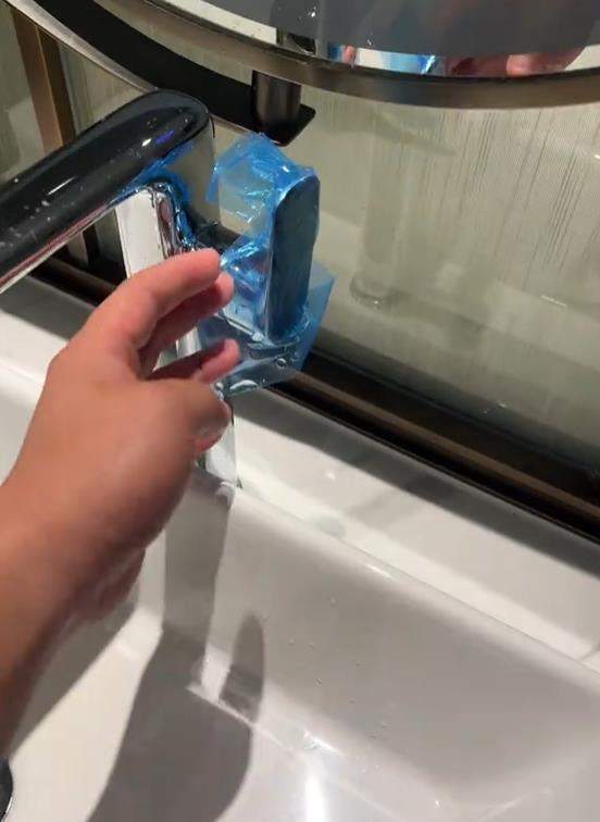 男子住酒店自带全套一次性用品引热议,连水龙头、卫生间把手都贴上膜,店方回应