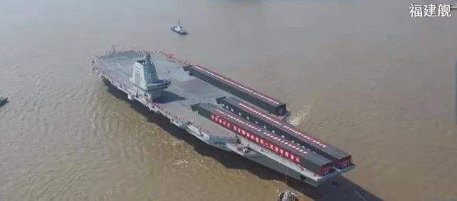 我国第三艘航母福建舰今日首次海试