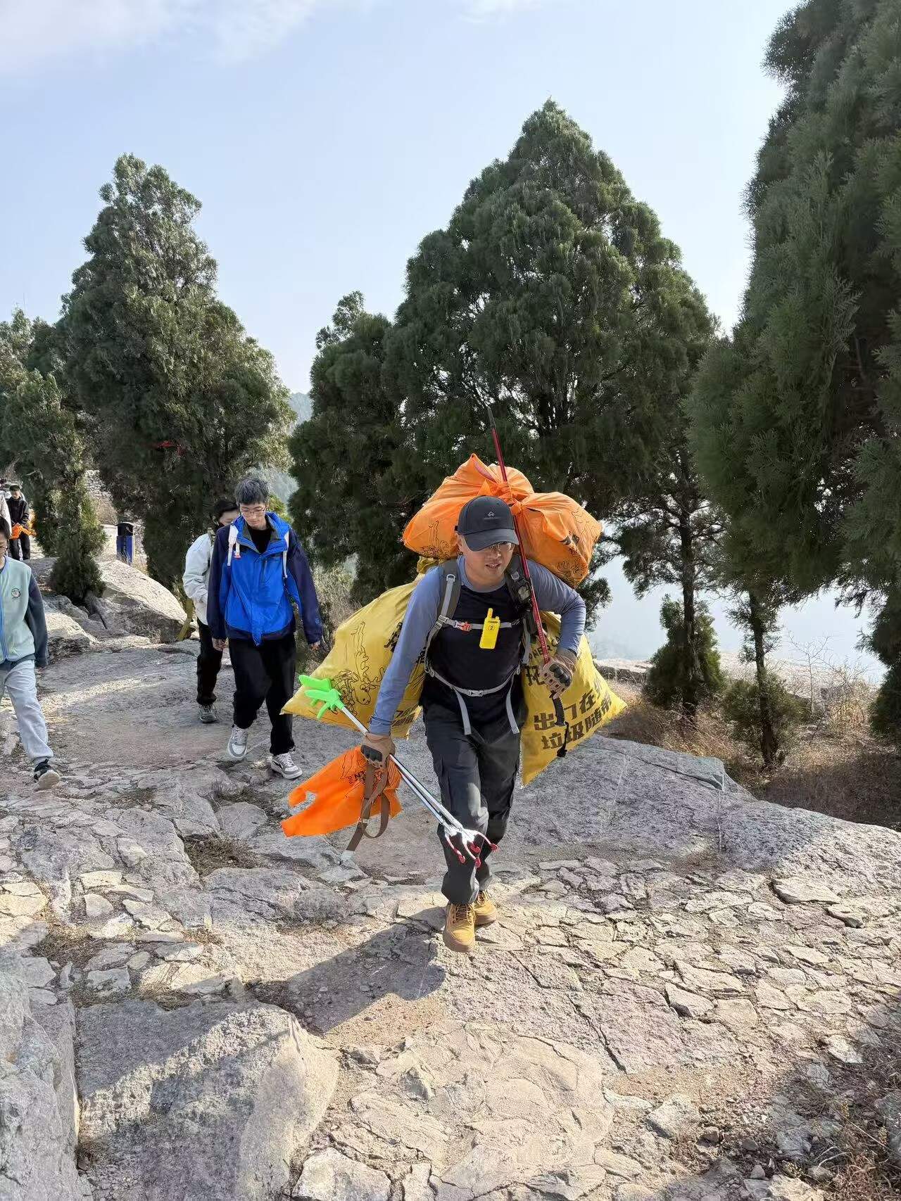融媒·画像丨拿着垃圾夹、背着编织袋，他们深入大山奔赴一场——山与城的约定