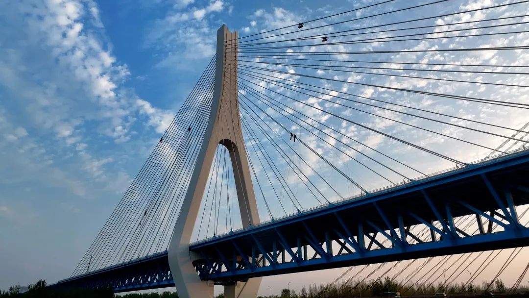 项目强省会｜桥上来了“蜘蛛人” 奏响济南黄河公路大桥奋进曲