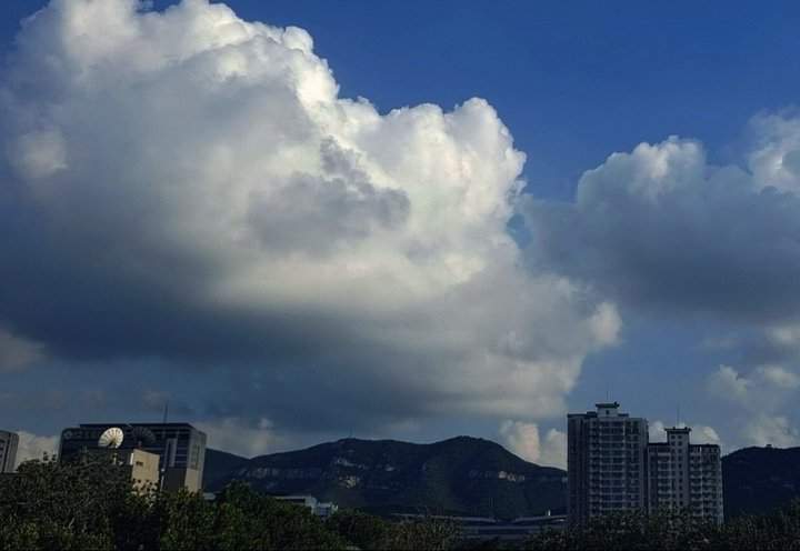 山东继续发布暴雨蓝色预警，千佛山上空无数云团急速奔流