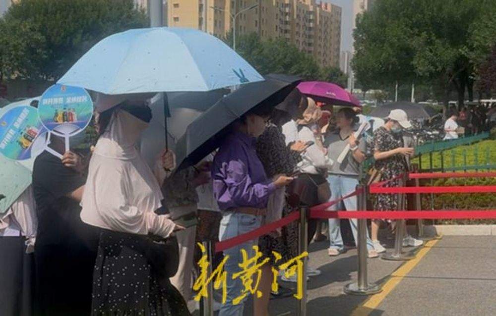 高考第三天：从“隐形陪考”到“紧紧拥抱”——家长的爱在考场外静静绽放